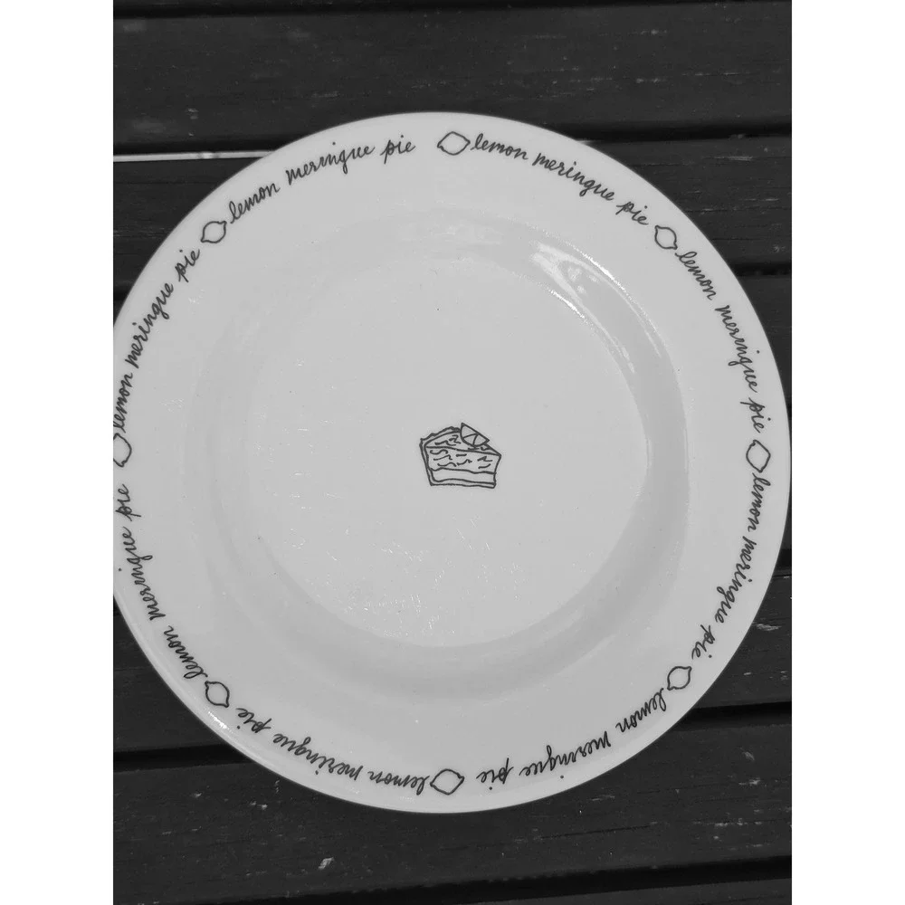 Set of 4 Pottery Barn Dessert Plates!‎